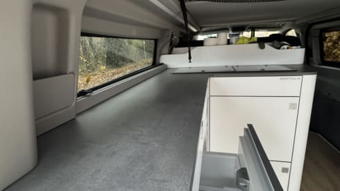 Nuggie – Fourgon aménagé Ford Nugget '25 bien conçu avec 4 couchages confortables