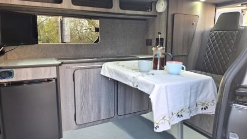 Vaivo – 2 berth Vivaro Campervan