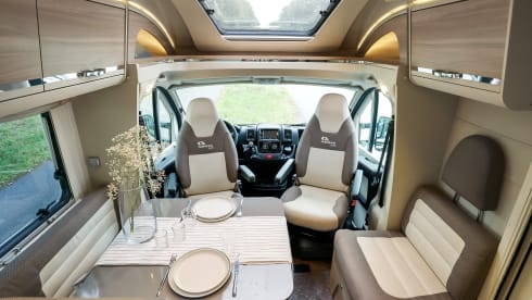 Luxe ruime Adria camper  – Luxurious Spacious Adria camper 