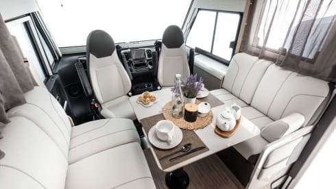 2026 4P McLouis 870+roof air conditioning, automatic 180 hp, bicycle rack, LPG, underfloor heating 