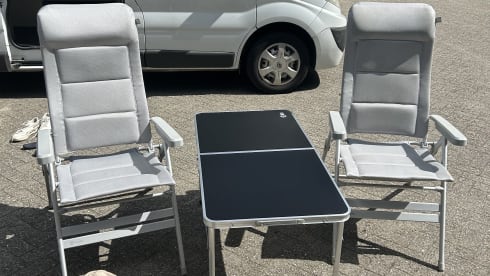 2p Renault campervan uit 2011