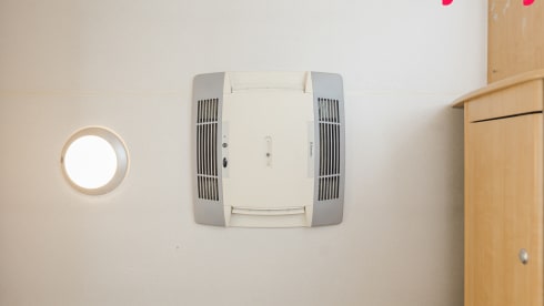 Alkoof King –  Fully equipped 6p camper with roof air conditioning and automatic leveling system