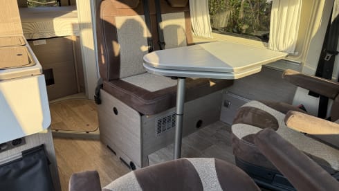 4p Pössl bus uit 2020