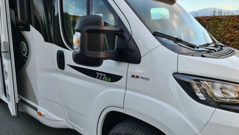 L199VP – Chausson 777GA Automatic Titanium VIP very luxurious, km free