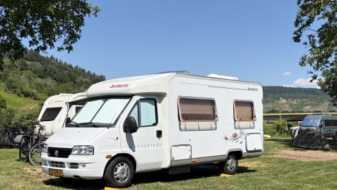 Gepflegtes, zuverlässiges und kompaktes 4-Sitzer-Halbintegriertes Wohnmobil aus dem Jahr 2002