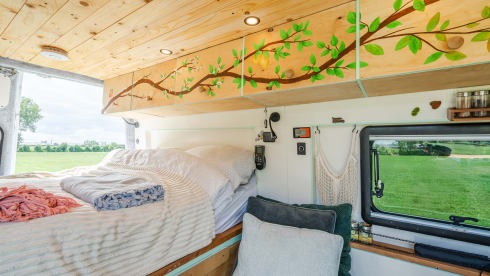 Stef – Cozy Off-grid Mercedes Campervan