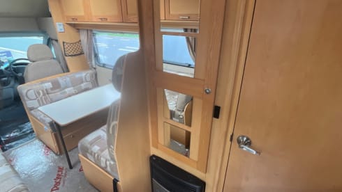 Peugeot-Alkoven mit 5 Schlafplätzen aus dem Jahr 2010