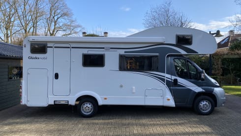De Glucksmobil! – 6 person family camper Alcove