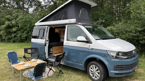 Vanny Blue – Luxurious & attractive VW camper Woodpecker - 4p