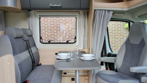 2/25 – Compact and luxurious 2-person camper with fixed bed in the back!