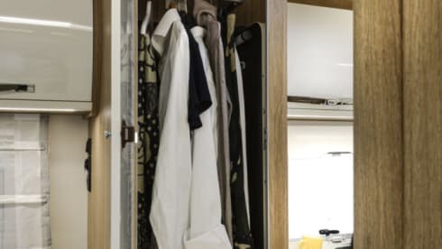 LUX 6 berth & 5 seatbelts – WiFi, 2 TV's, Pets ✅, Bikes ✅, Table & Chairs