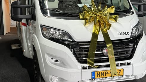 4 person Sunlight semi-integrated from 2019 AS NEW with air conditioning