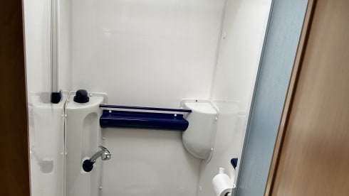 Compleet uitgeruste Hymer vast bed airco zonnepan. 