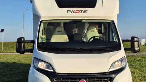 Camper 1 – Spacious and luxurious 6-person camper incl. PlayStation 4