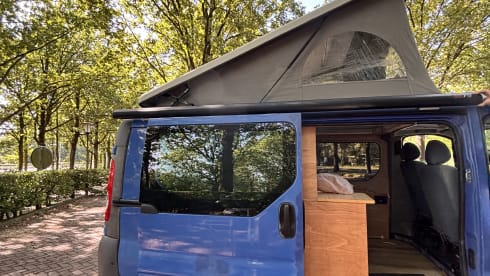Blue – 2p Renault campervan uit 2008
