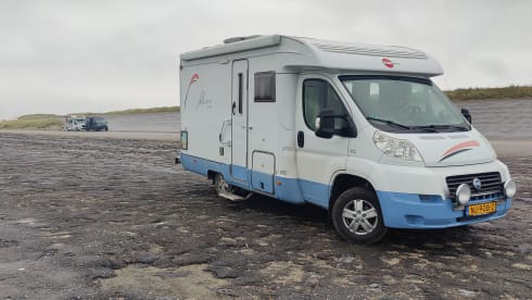 Lovely compact 2-person camper