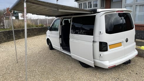 Earle – EARLE - VW T5 Campervan (4 berth)