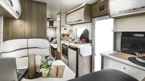 Roller Team 746 - 6 belts/overcab/ – 2023 Roller Team 6 sleeper/rear lounge 