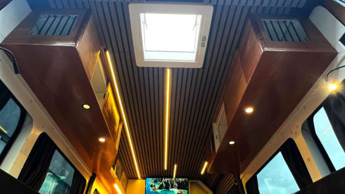 The Road Runner – 2p Citroën Jumper bus camper from 2016