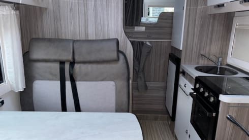 Beni – 6 Berth / 6 Seatbelt Benimar Primero 313