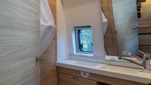 Easy Rider Family – Super compact 4-person campervan with 4 sleeping places and automatic transmission