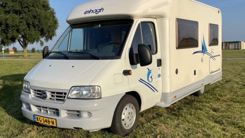 very nice compact 4 person camper