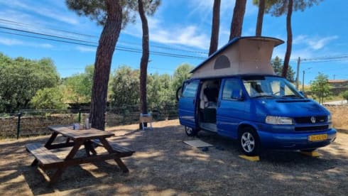 BerryBlue – 4-person Volkswagen camper from 1999 with Westfalia interior