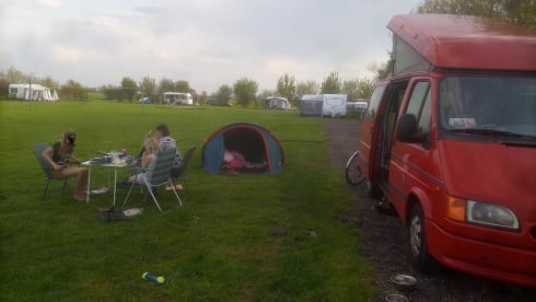 De Rode Smurf – The red smurf, reliable bus camper, for itself an entire family.