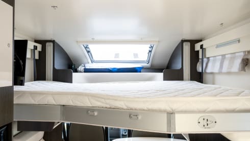 UWO – Fixed Double Bed 4 Berth Motorhome | Couples & Family | Automatic 
