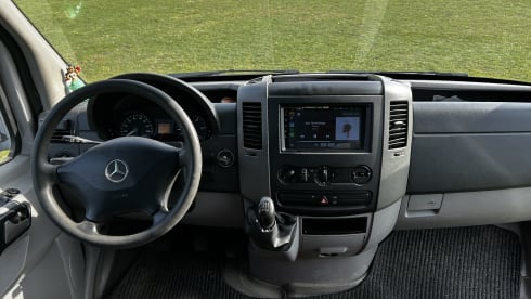 Time Out Campers – 2p Mercedes-Benz bus from 2010