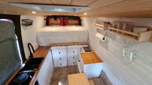 Firefly – The bus camper with a large comfy bed & easy to drive