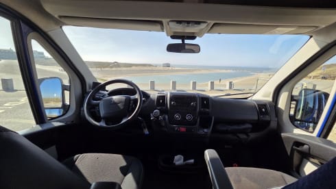 Blauw plezier – 2-person Peugeot Campervan | With new interior 2024