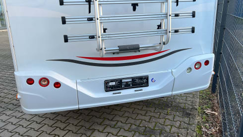 Reneetje – Sunlight T69l with Queen bed and pull-down bed