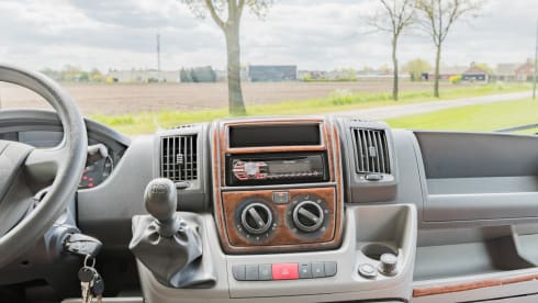 Neat 3-person camper, XXL garage, reversing camera, air conditioning
