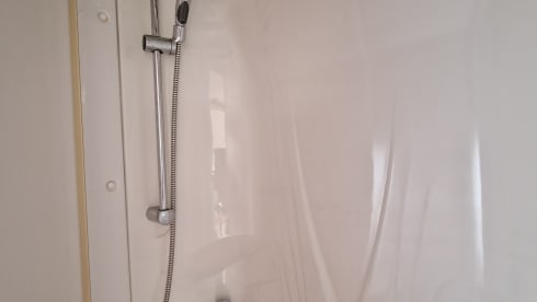 Kaz Camper – Fabulous 6 berth 4 seatbelts with WIFI Chausson alcove (2010)