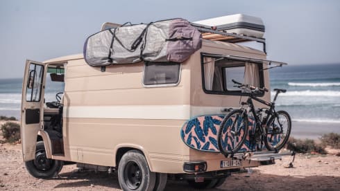 Germaine – Unique Mercedes classic car and off-grid camper
