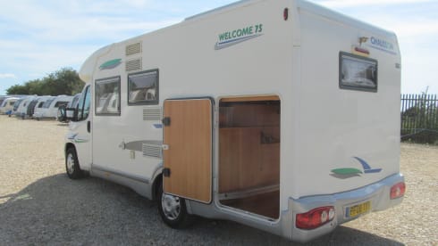Albert – Chausson Welcome Wohnmobil mit 4 Schlafplätzen und großer Garage mit Verriegelung