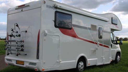 Camper met enkele bedden en alkoof!