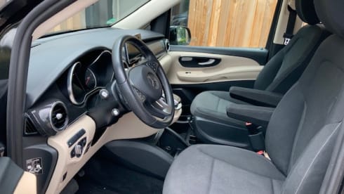 Belle Mercedes Vito, version polo Marco dans la Nieuwstraat