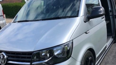 Silberner Volkswagen 2016 T6 Family Campervan mit 4 Schlafplätzen