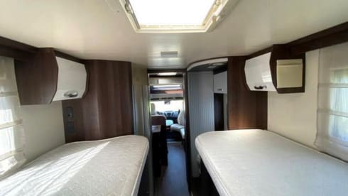 5p luxury camper with separate bed & pull-down bed