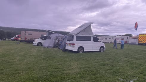 Jiggleypuff – Nissan campervan uit 2007 met 3 slaapplaatsen (klein gezin).