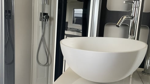 Feel Home on wheels – New and spacious Roller Team 2023 with central bed