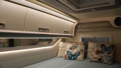 MOOIE CAMPER – > Almost new, Luxury, Complete, Camper for 2-4p