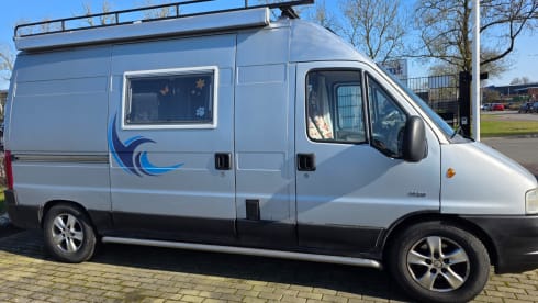 Johnnie – 2p Peugeot bus uit 2002