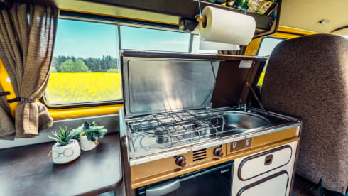 Simba – the yellow retro Volkswagen van with lifting roof