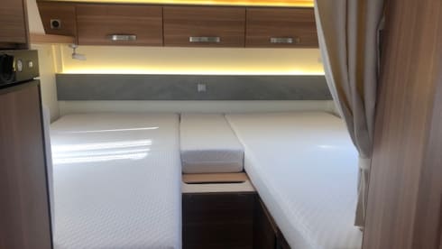 Fully furnished 2p camper Knaus W 2016 with length beds, air conditioning