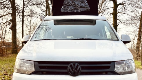 Babs – 4p Volkswagen campervan with roof bed