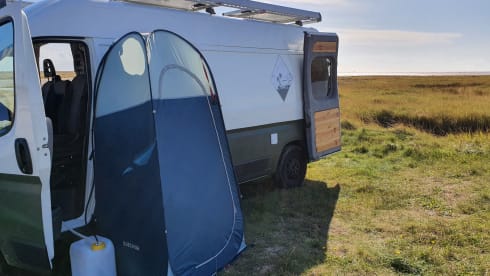 Super atmospheric & adventurous off-grid road trip camper!