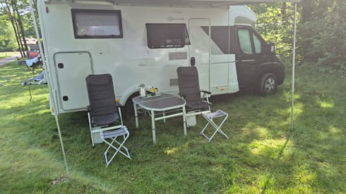 Enjoy our compact, young and luxurious camper (2021)